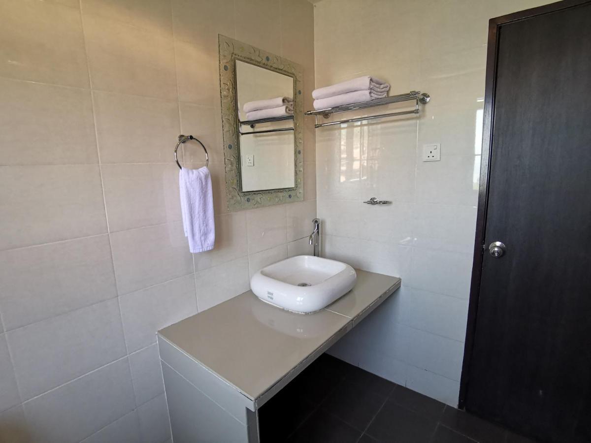 8 Boutique By The Sea Otel Tanjung Tokong Dış mekan fotoğraf